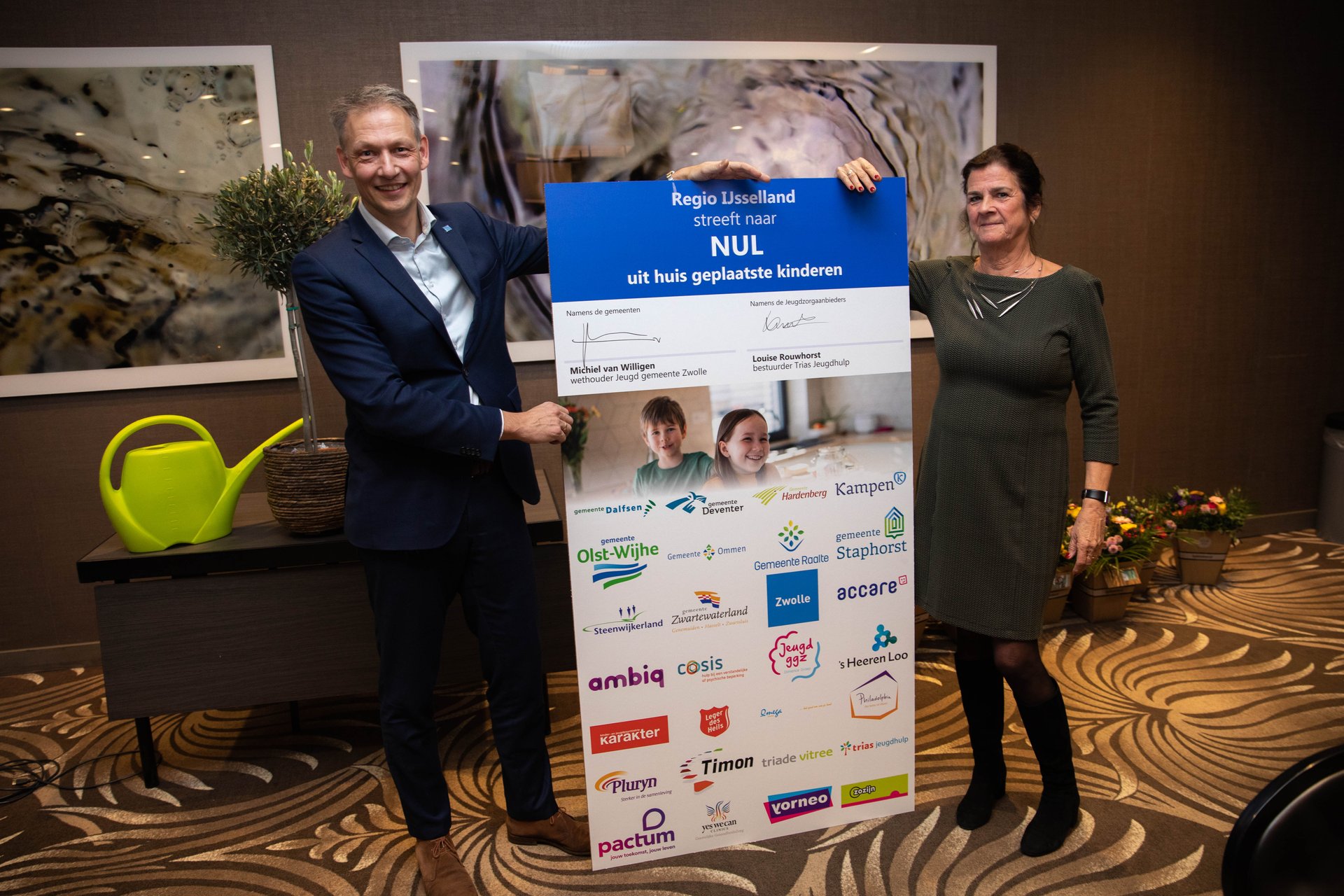Foto: Louise Rouwhorst en Michiel van Willigen presenteren de ondertekende convenant.