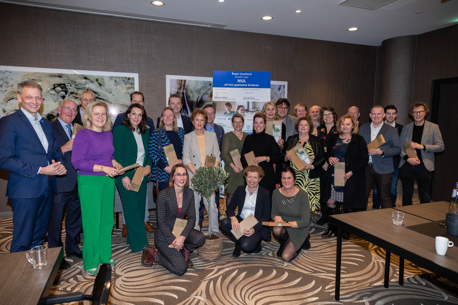 Groepsfoto van de afvaardiging van alle partijen die het convenant ondertekenden.